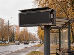 Во Владимире повредили табло на остановке
